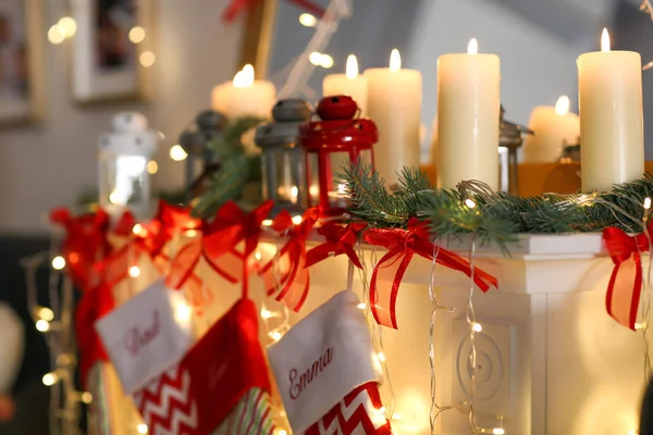 Kominek z piękne dekoracje świąteczne — Zdjęcie stockowe