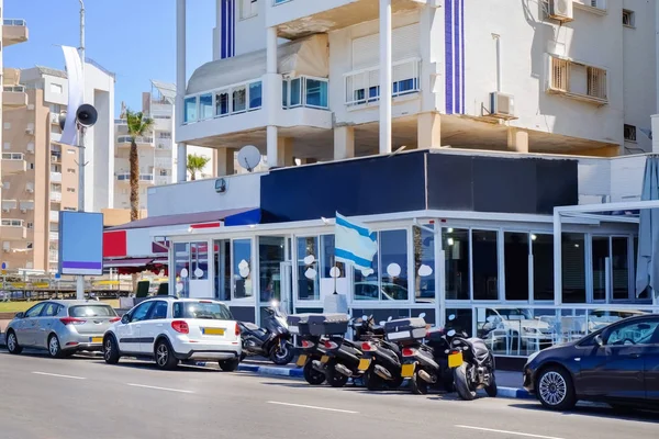 Şehir merkezinde modern binanın dış