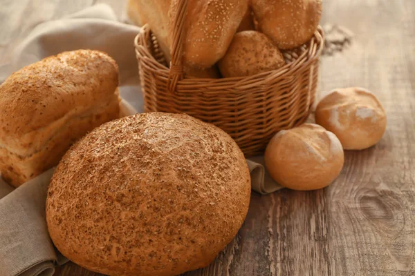 Cesta de mimbre y delicioso pan —  Fotos de Stock