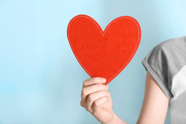 Mujer sosteniendo corazón rojo — Foto de Stock