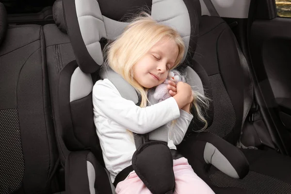Chica durmiendo en asiento de seguridad — Foto de Stock