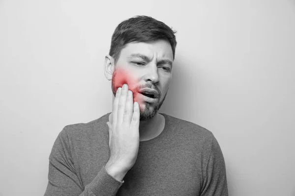 Homem que sofre de dor de dente — Fotografia de Stock