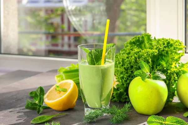 Glas van groene gezond vruchtensap — Stockfoto