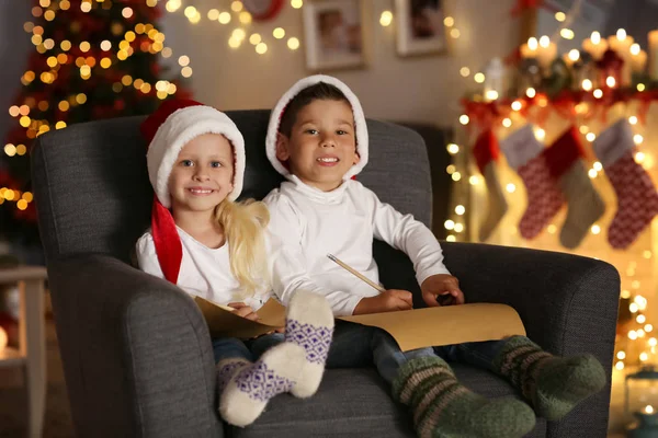 Şirin çocuklarla Noel için dekore edilmiş oda Noel babaya mektuplar — Stok fotoğraf