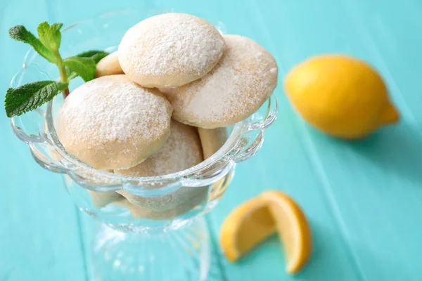 Glazen kom met zelfgemaakte lemon cookies — Stockfoto