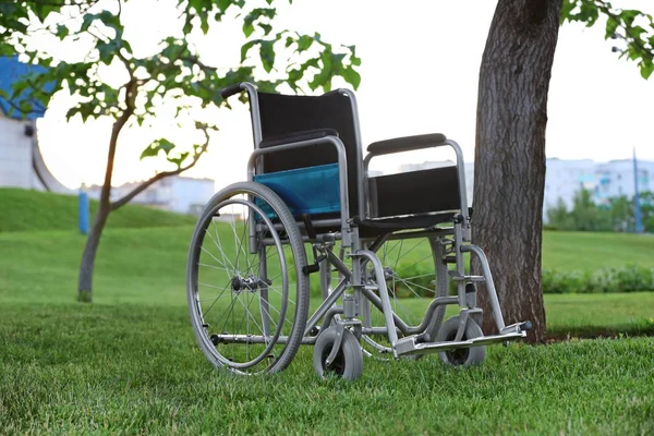 Rolstoel in groen park. — Stockfoto