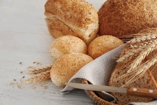 ahşap masa lezzetli ekmek