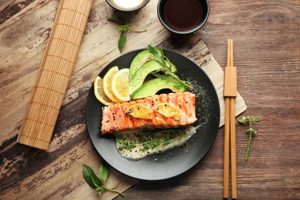 Lezzetli somonu dilim ile plaka 