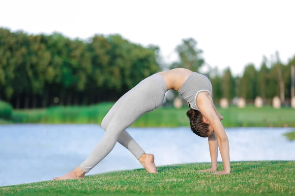 Mujer practicando yoga — Foto de Stock