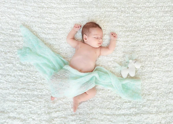 Bonito bebê dormindo em xadrez macio — Fotografia de Stock