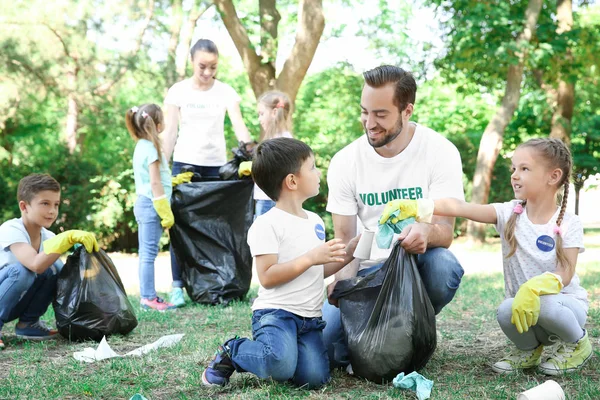 Genç gönüllüler ve çocuk Park'ta çöp toplama