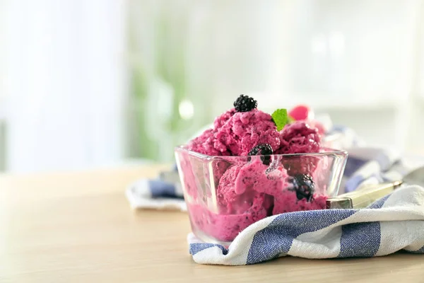 Tigela com sorvete de iogurte de amora — Fotografia de Stock