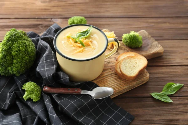 Cangkir dengan sup cheddar brokoli — Stok Foto