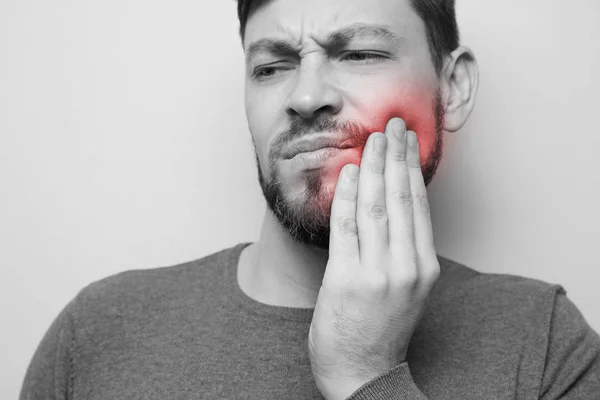 Homme souffrant de maux de dents — Photo