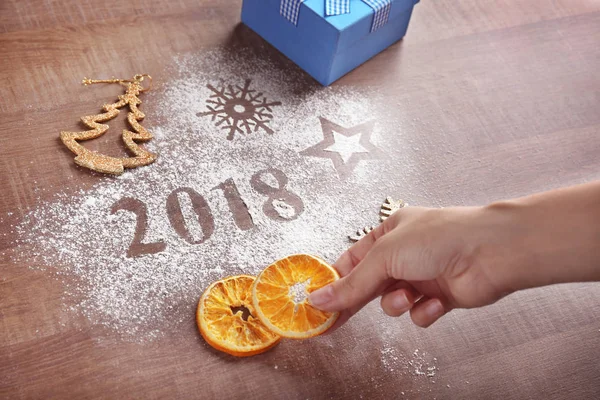 Mujer haciendo galletas de Navidad —  Fotos de Stock