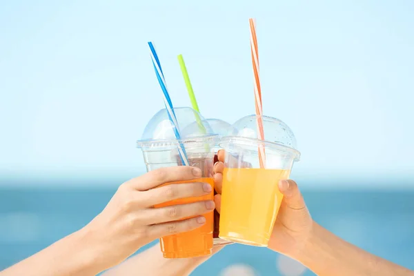 Frauen mit Drinks im Seebad — Stockfoto