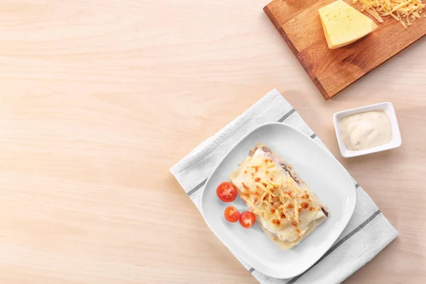 Lasanha, queijo e tomate — Fotografia de Stock