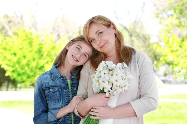 Linda chica con su abuela en el parque de primavera en el día soleado — Foto de Stock