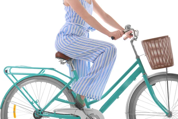 Güzel genç kadın binicilik bisiklet 