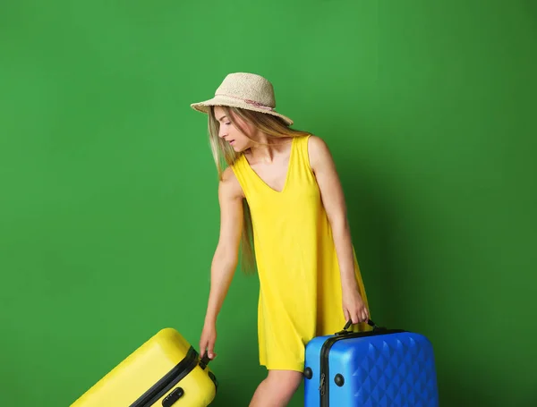 Jeune femme avec valises — Photo