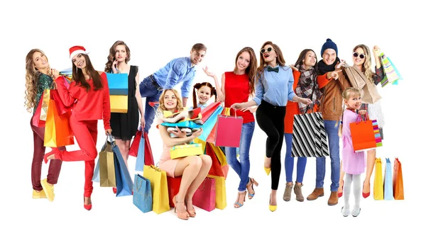 Pessoas felizes com sacos de compras no fundo branco — Fotografia de Stock