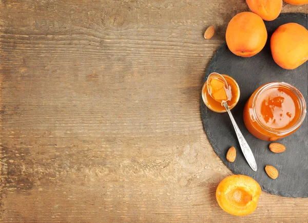 Kayısı reçel kavanoz içinde 