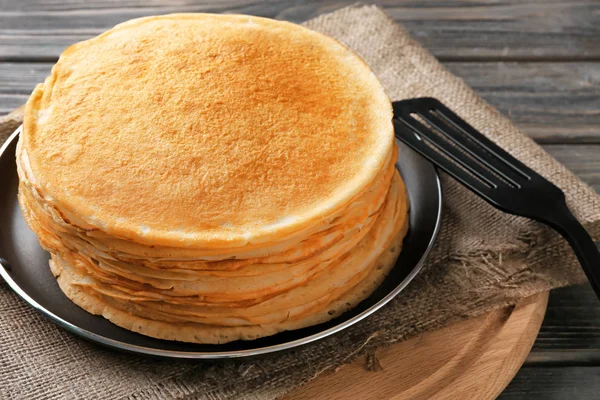 Stapel leckerer dünner Pfannkuchen — Stockfoto