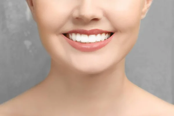 Молода жінка зі здоровими зубами — стокове фото