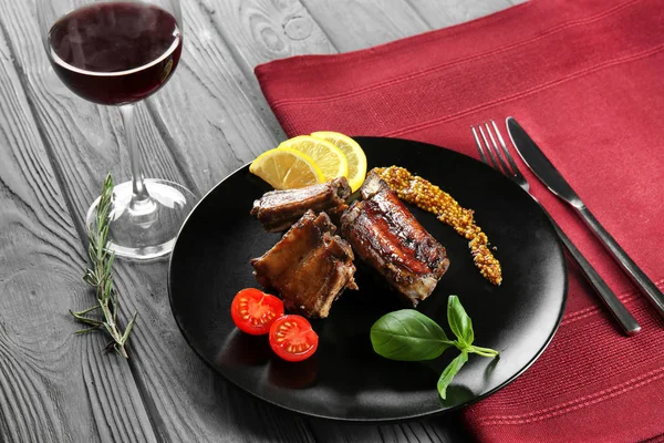 Placa con costillas deliciosas — Foto de Stock