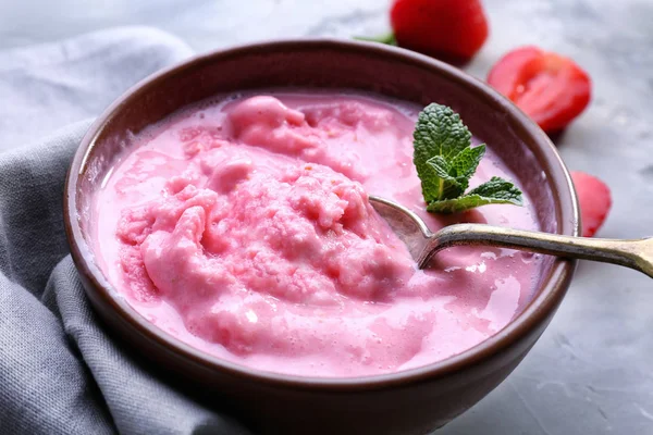 Ciotola con gelato allo yogurt alla fragola — Foto Stock