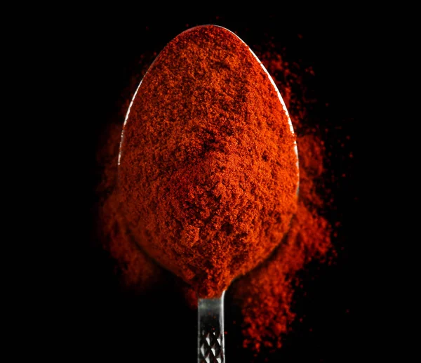 Красный порошок чили в металлической ложке — стоковое фото