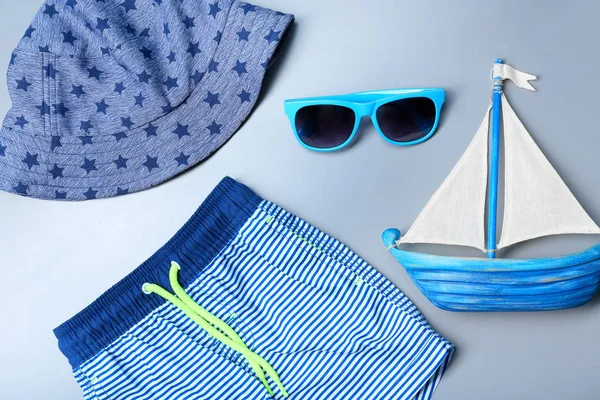 Şapka ve güneş gözlüğü ile trunks Yüzme 