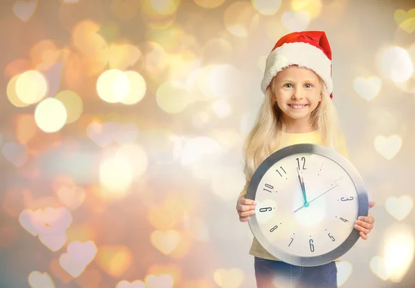 Söt Liten Flicka Tomtemössa Med Klocka Suddig Ljus Bakgrund Christmas — Stockfoto