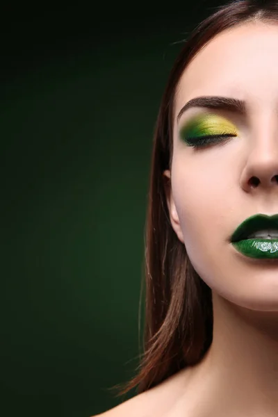 Kvinna med fancy grön makeup — Stockfoto