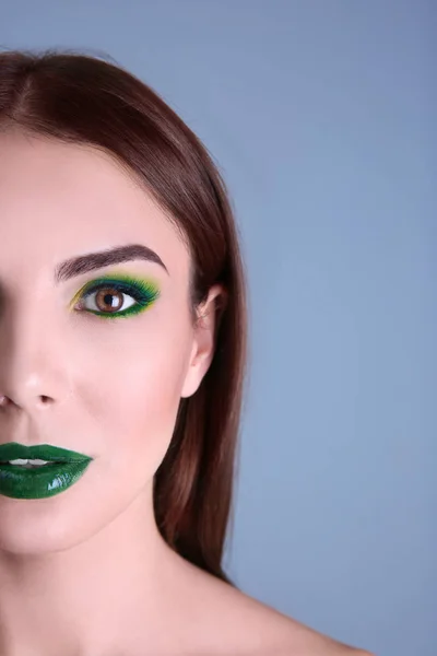 Vrouw met mooie groene make-up — Stockfoto