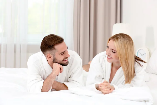 年轻的夫妇在酒店房间休息 — 图库照片