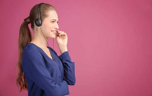 Piękna młoda kobieta z zestawu słuchawkowego — Zdjęcie stockowe