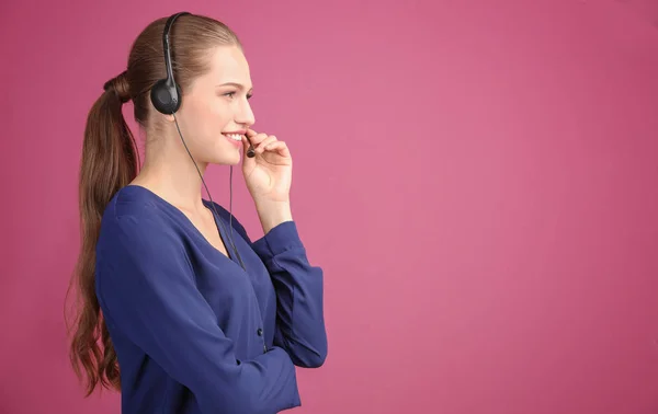 Schöne junge Frau mit Headset — Stockfoto