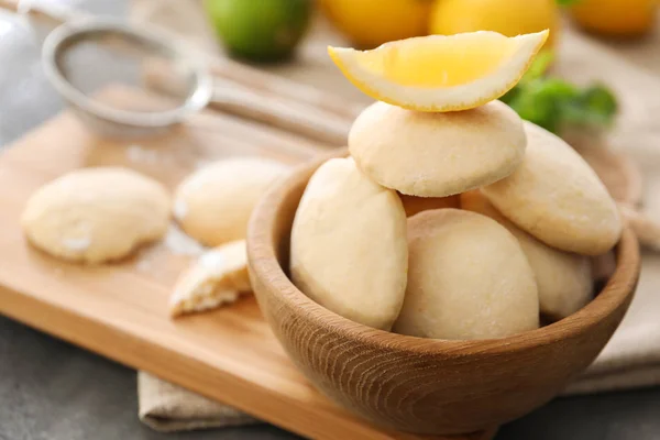 Kom met zelfgemaakte lemon cookies — Stockfoto