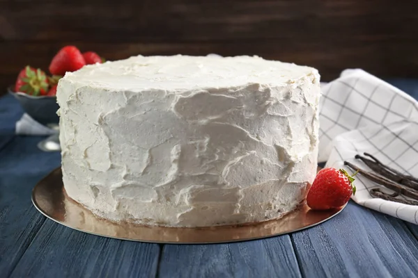 Delicioso pastel de vainilla con crema batida —  Fotos de Stock