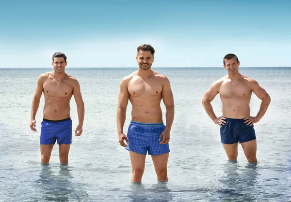 Yakışıklı genç adam denizde tatil