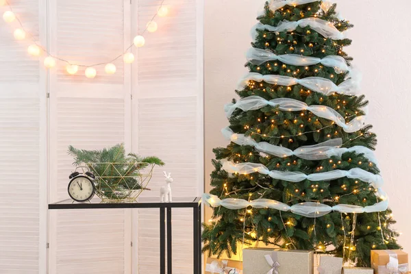 Mesa com decorações de Natal e abeto — Fotografia de Stock
