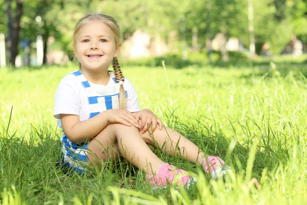 Милая Маленькая Девочка Сидит Зеленой Траве Парке — стоковое фото