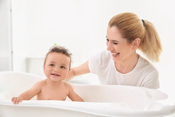 Madre bañando bebé —  Fotos de Stock