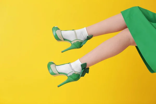 Female legs in green shoes — Stock Photo, Image