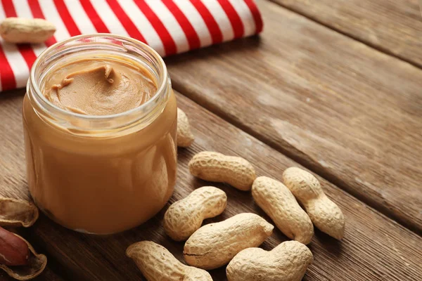 Tarro con mantequilla de maní cremosa — Foto de Stock