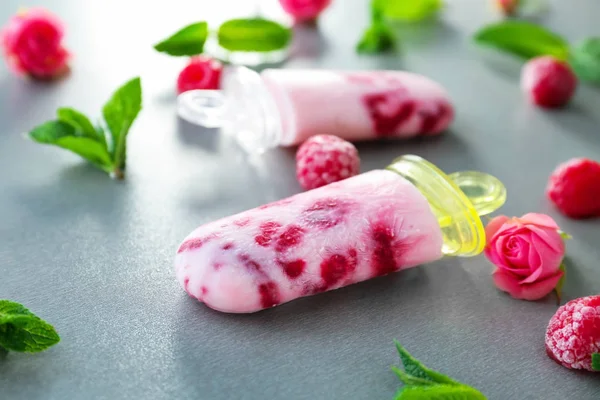 Finom joghurtos málna fagylalt — Stock Fotó