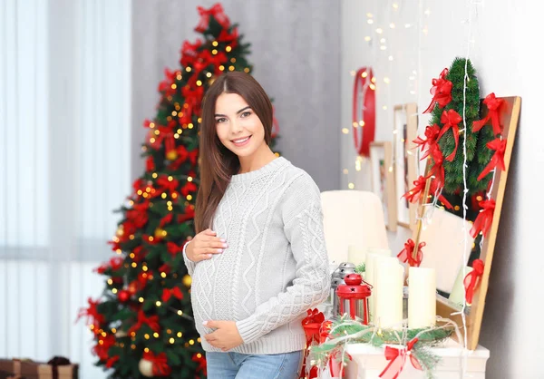 Femme enceinte dans la chambre — Photo