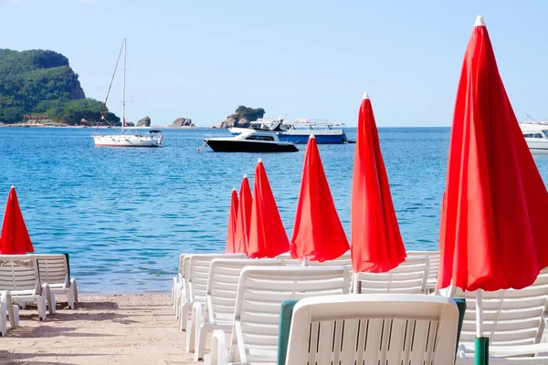 Boş şezlong şemsiye ile