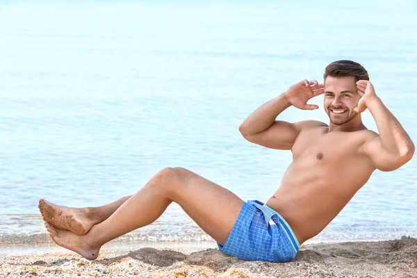 genç adam kumsalda eğitim